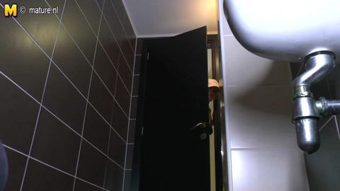 8438